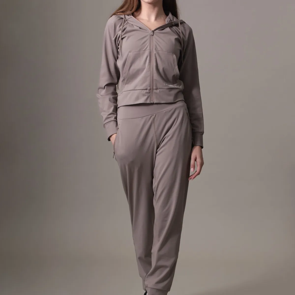 CALVIN KLEIN - Buzo Café Deportivo Con Capota Suave y Elástica Calvin Klein