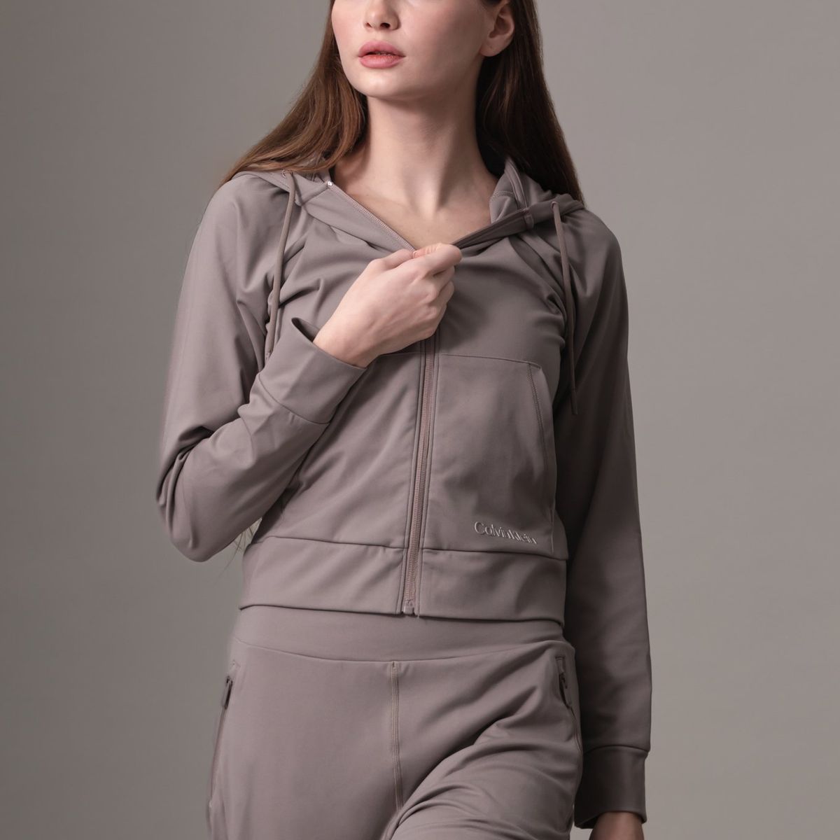 CALVIN KLEIN - Buzo Café Deportivo Con Capota Suave y Elástica Calvin Klein