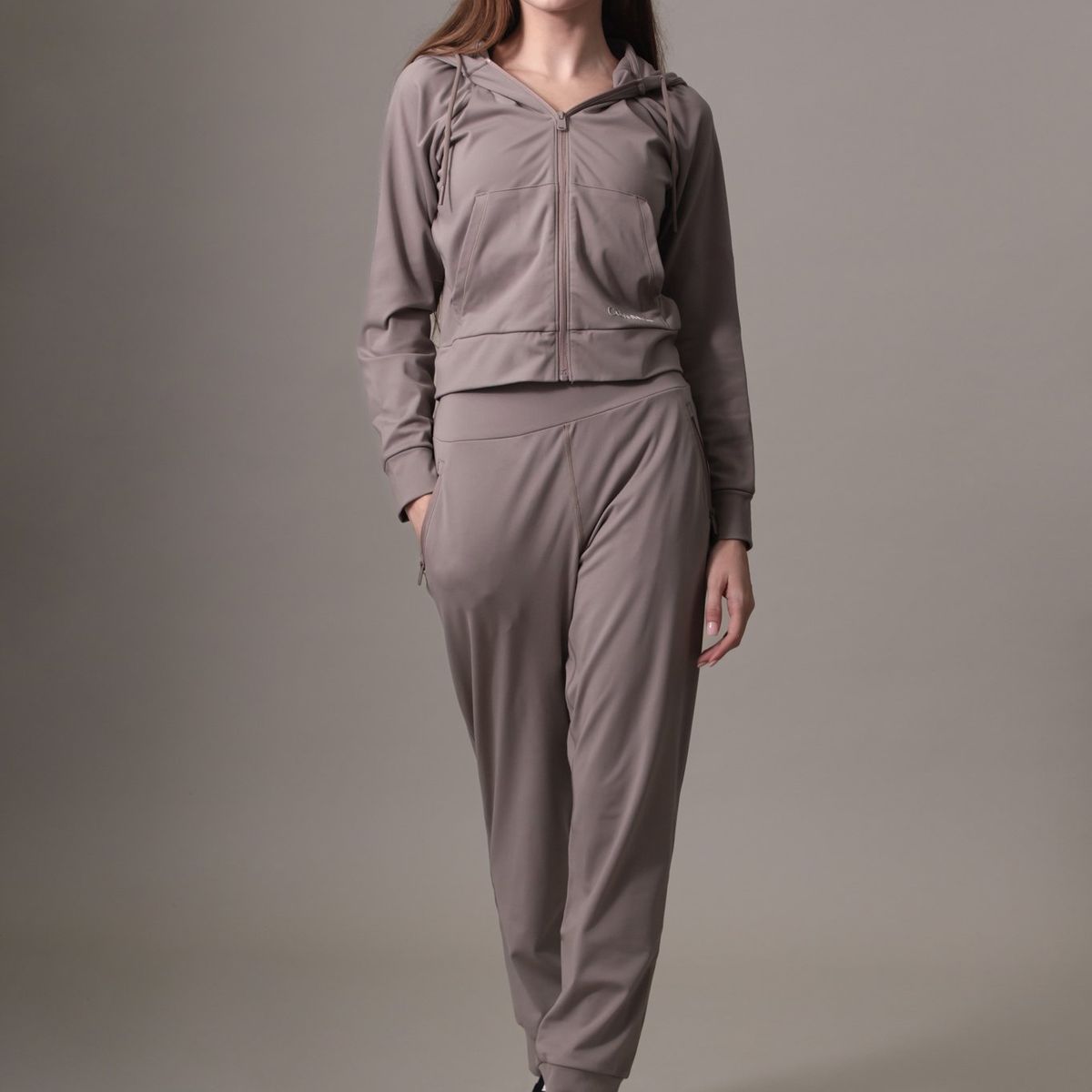 CALVIN KLEIN - Buzo Café Deportivo Con Capota Suave y Elástica Calvin Klein