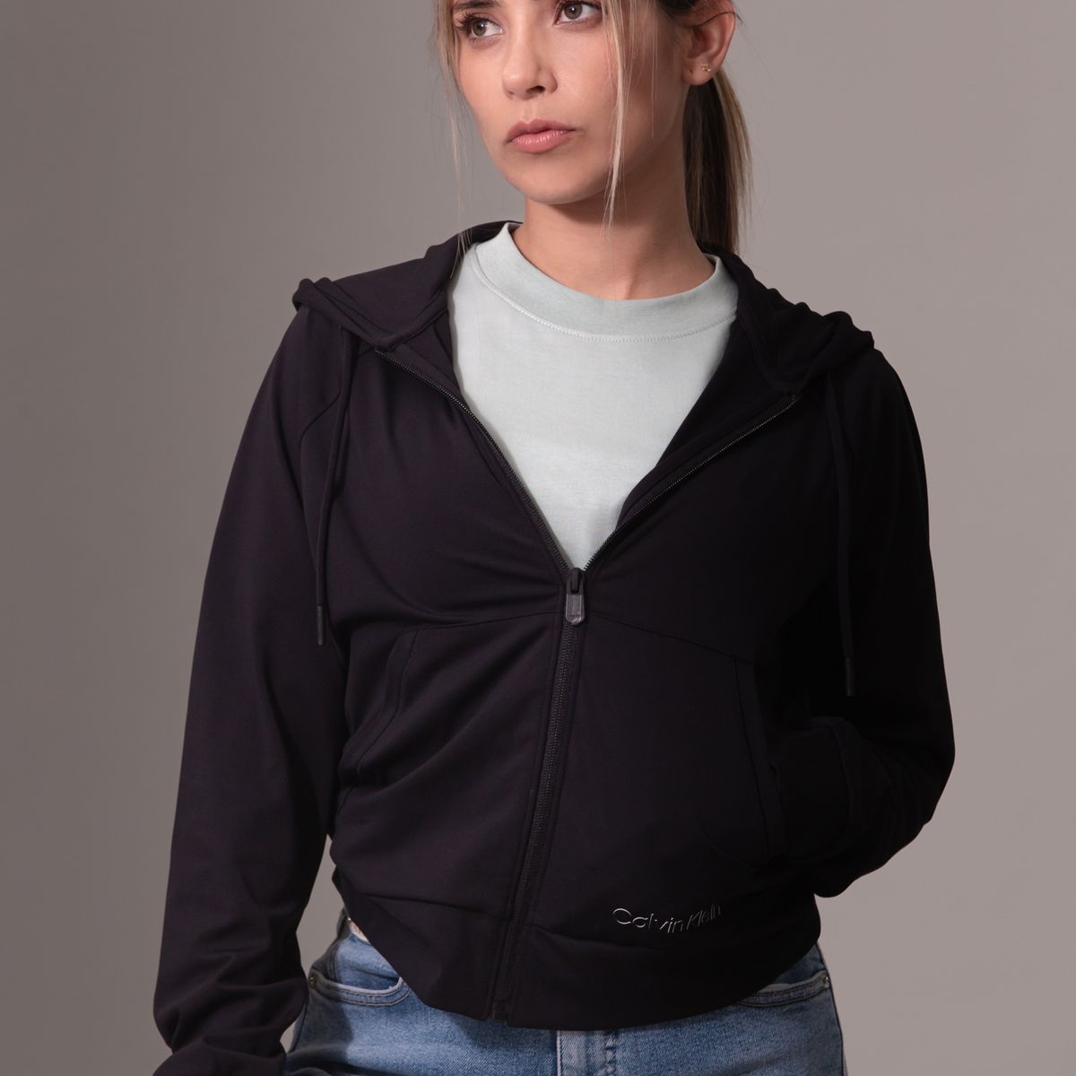 CALVIN KLEIN - Buzo negro deportivo con capota suave y elástica Calvin Klein