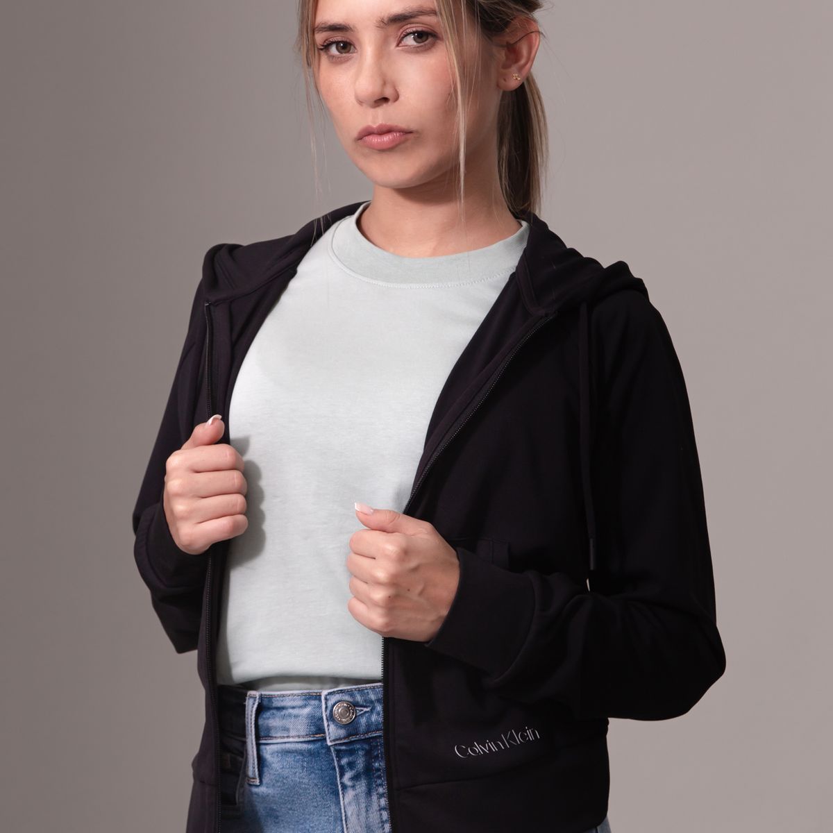 CALVIN KLEIN - Buzo negro deportivo con capota suave y elástica Calvin Klein