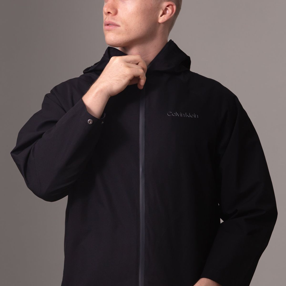 CALVIN KLEIN - Chaqueta negra sport essentials con capota Calvin Klein