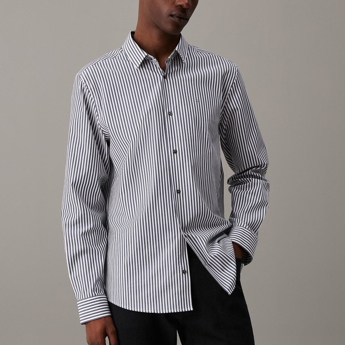 CALVIN KLEIN - Camisa negra elástica a rayas de popelina Calvin Klein
