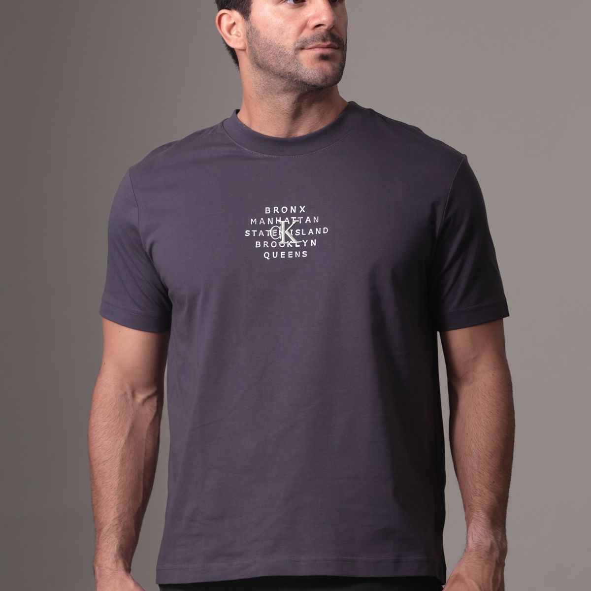 CALVIN KLEIN - Camiseta negra con gráfico de sello NYC Calvin Klein