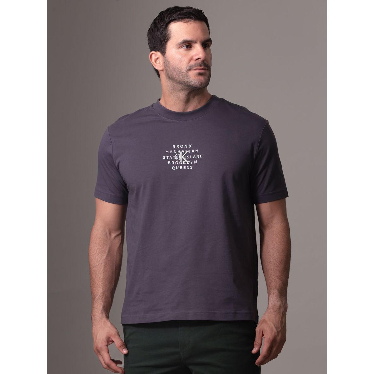 CALVIN KLEIN - Camiseta negra con gráfico de sello NYC Calvin Klein