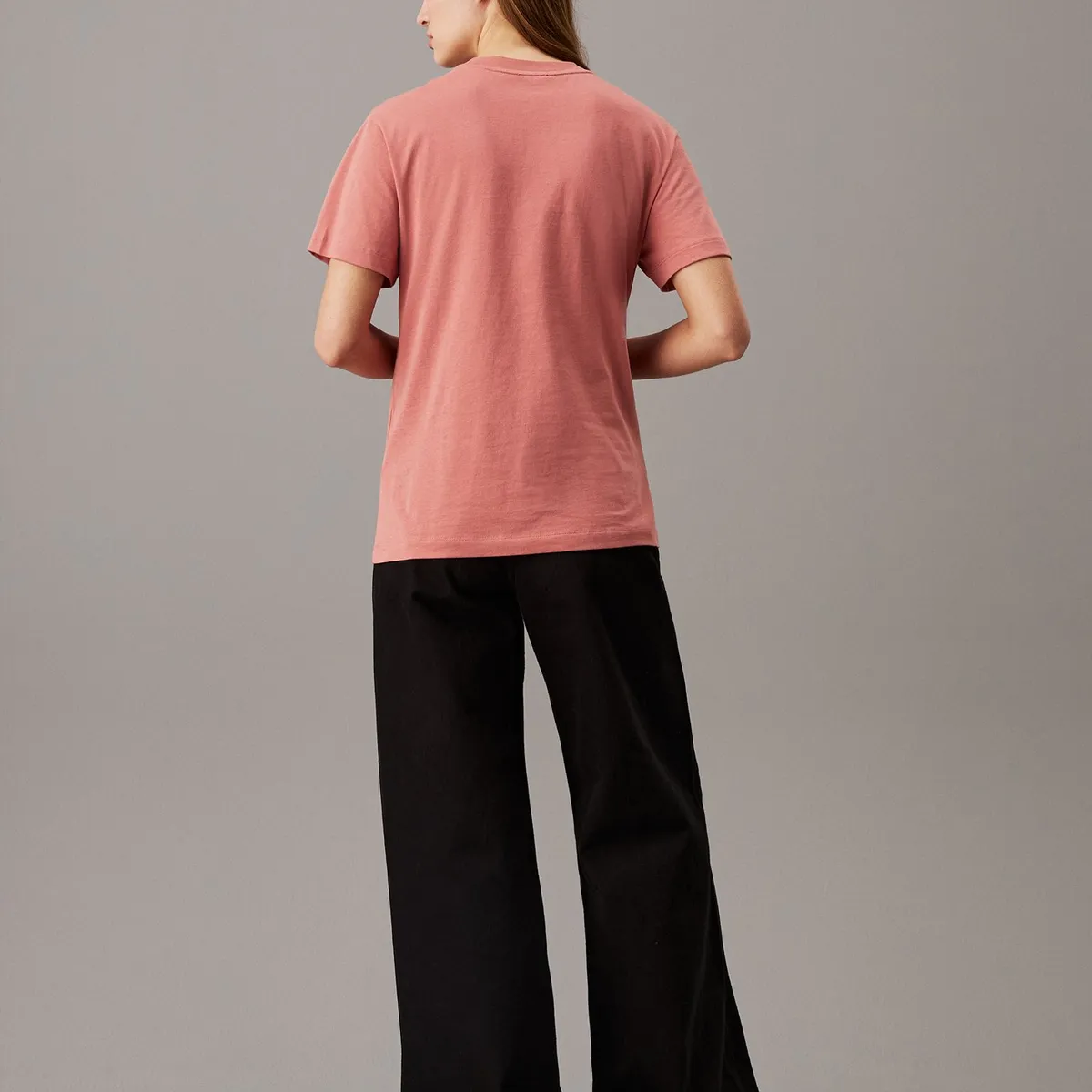 CALVIN KLEIN - Camiseta rosada con logo nano