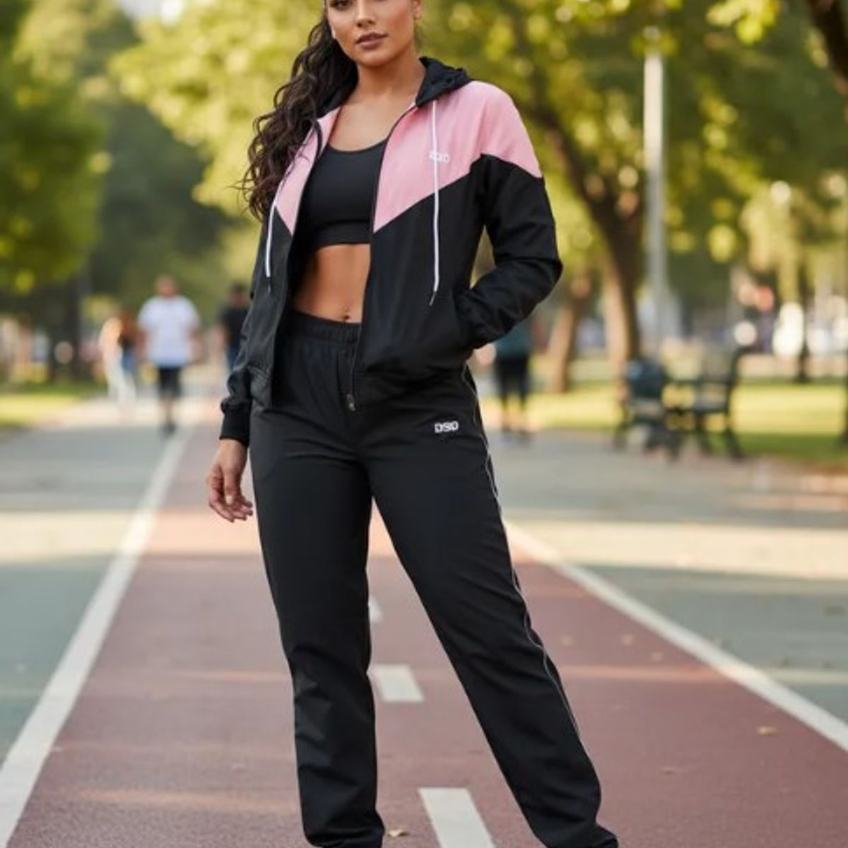 MODA EN CIRCUITO - Conjunto Deportivo o Sudadera para Mujer en Impermeable.