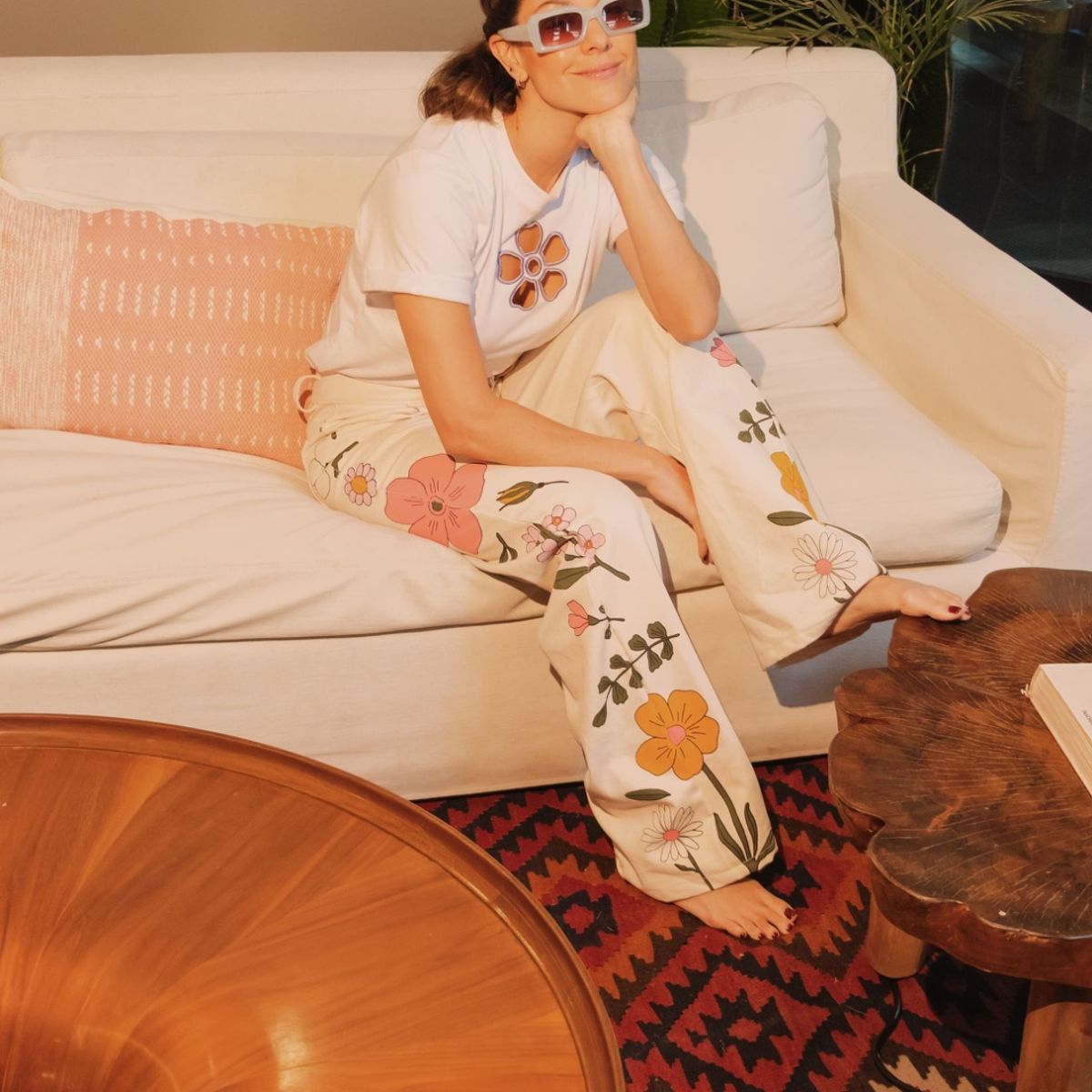 PINEAPPLES DON'T HAVE SLEEVES - Jeans Mujer Sueltos con Flores Pintadas Pineapples