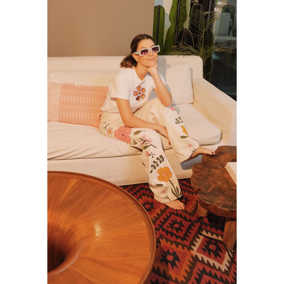 PINEAPPLES DON'T HAVE SLEEVES - Jeans Mujer Sueltos con Flores Pintadas Pineapples