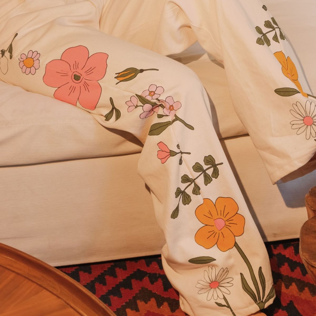 PINEAPPLES DON'T HAVE SLEEVES - Jeans Mujer Sueltos con Flores Pintadas Pineapples