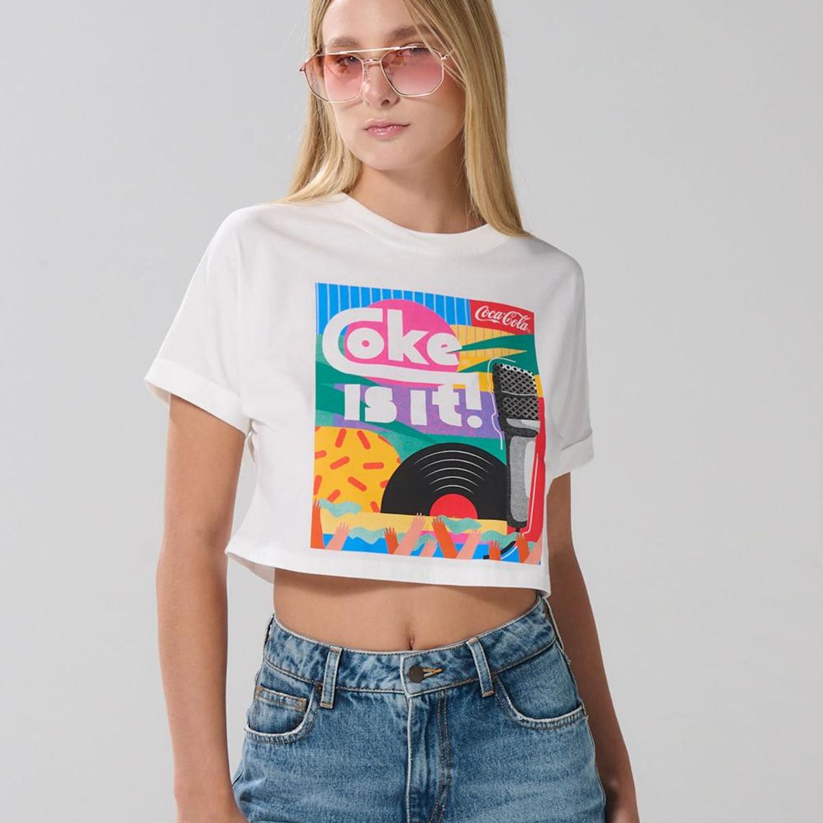 KOAJ - KOAJ Camiseta crema clara crop top con arte de Coca-Cola Mujer
