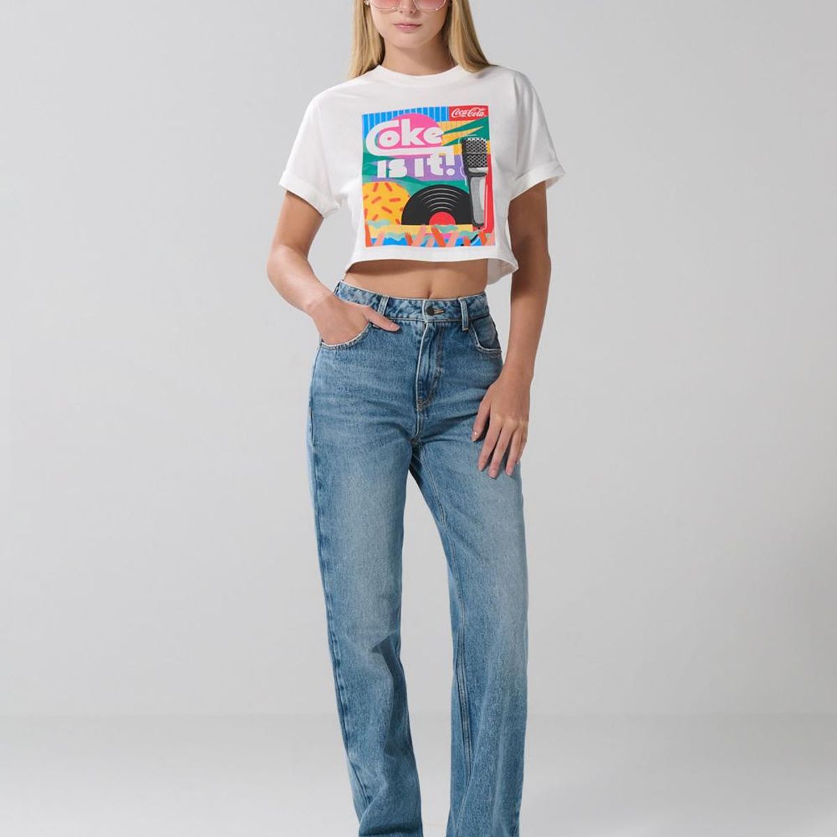 KOAJ - KOAJ Camiseta crema clara crop top con arte de Coca-Cola Mujer