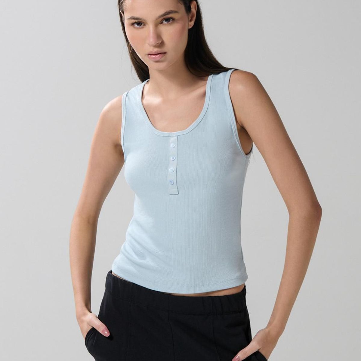 KOAJ - KOAJ Camiseta manga sisa unicolor con botones y texturas de Mujer