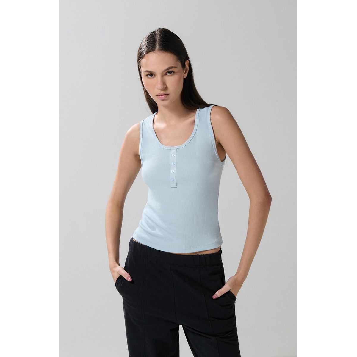 KOAJ - KOAJ Camiseta manga sisa unicolor con botones y texturas de Mujer