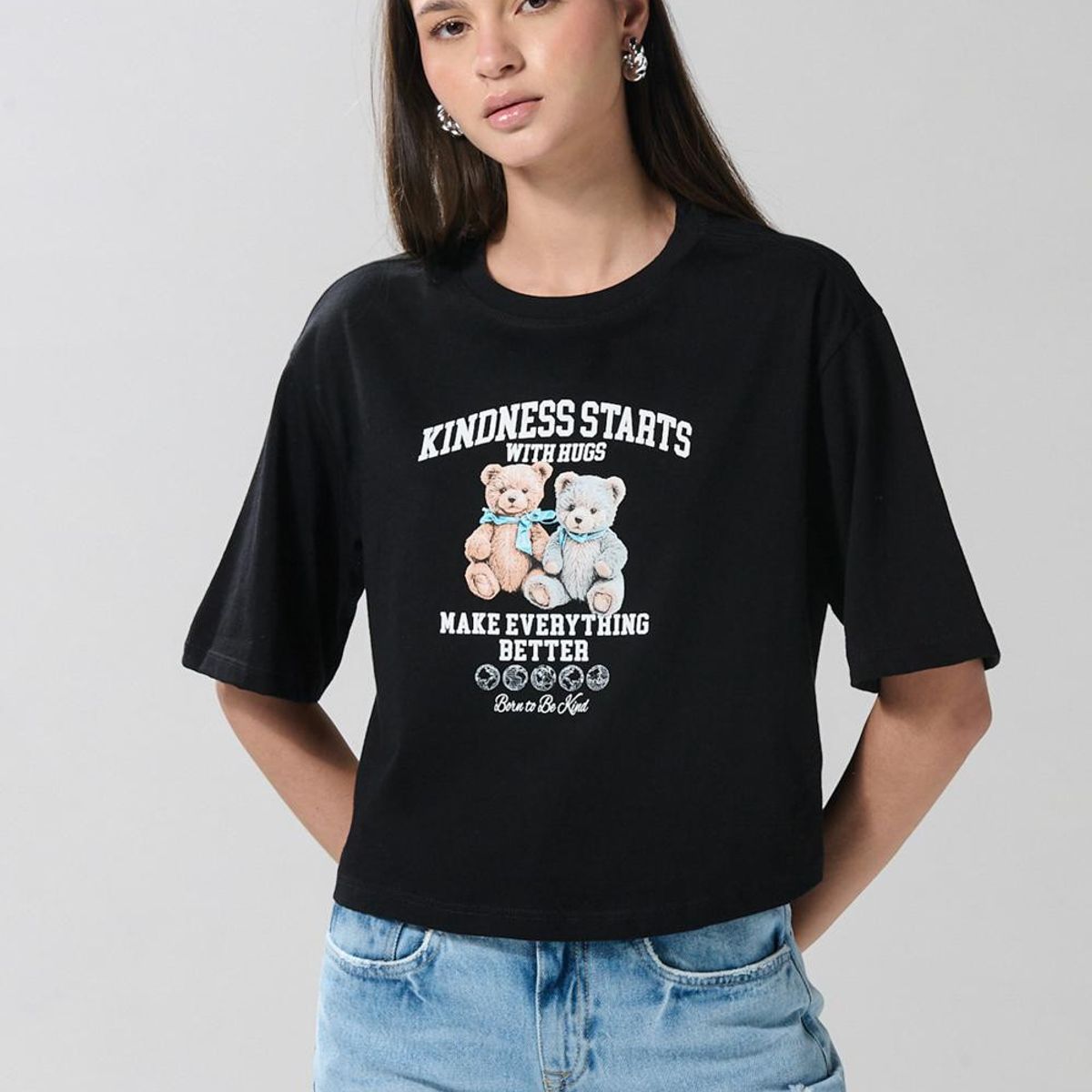 KOAJ - KOAJ Camiseta negra crop top oversize con arte de ositos Mujer