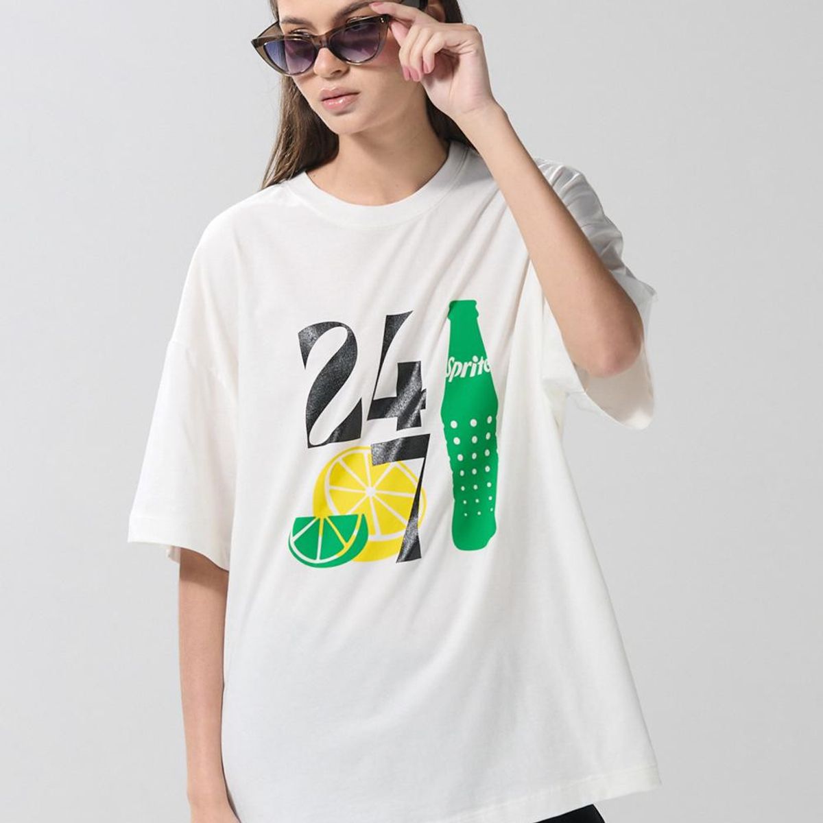 KOAJ - KOAJ Camiseta oversize crema manga corta con arte de Sprite Mujer