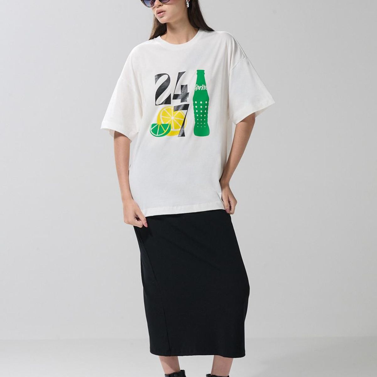 KOAJ - KOAJ Camiseta oversize crema manga corta con arte de Sprite Mujer