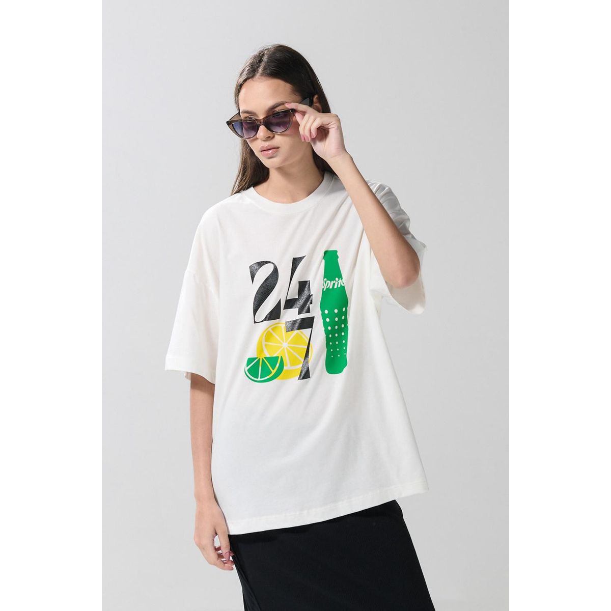 KOAJ - KOAJ Camiseta oversize crema manga corta con arte de Sprite Mujer