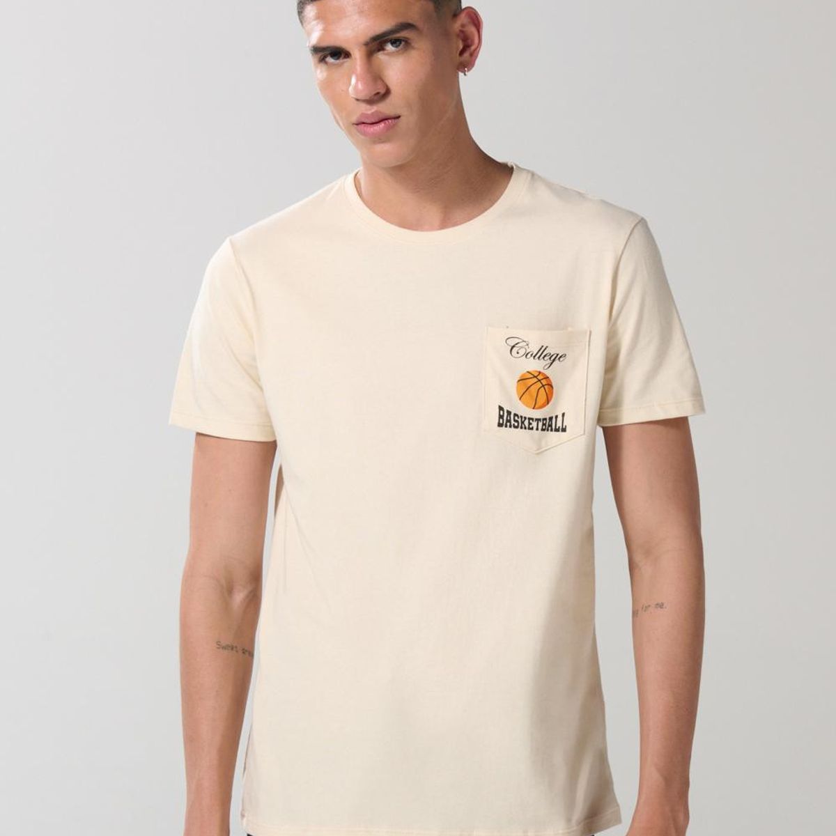 KOAJ - KOAJ Camiseta college kaki con manga corta y bo Hombre
