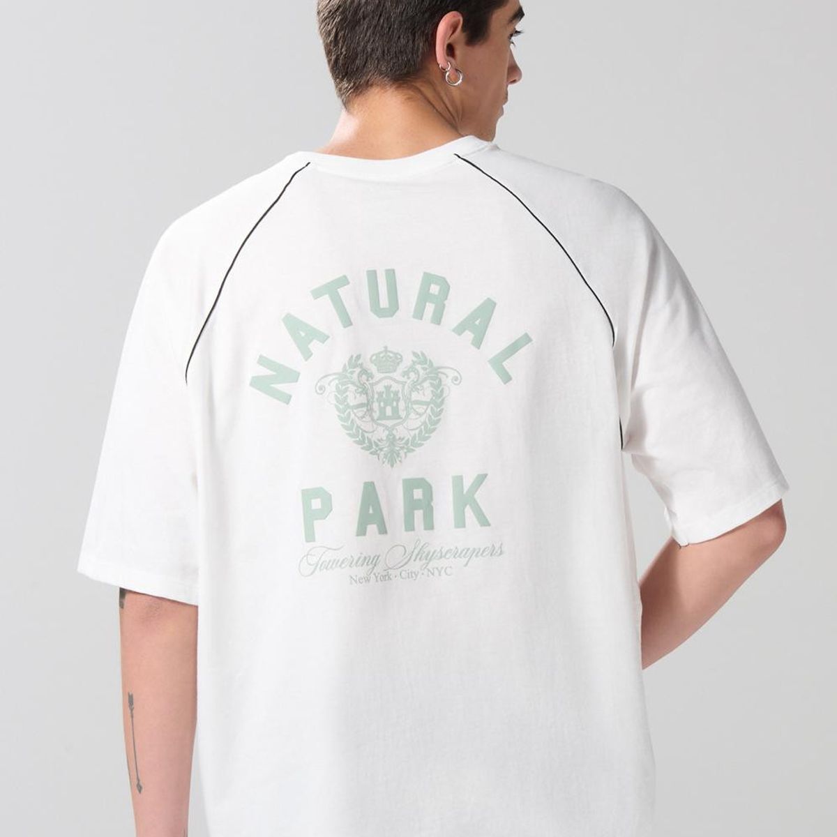 KOAJ - KOAJ Camiseta college manga ranglan crema oversize Hombre