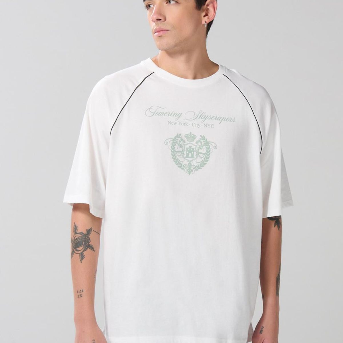 KOAJ - KOAJ Camiseta college manga ranglan crema oversize Hombre