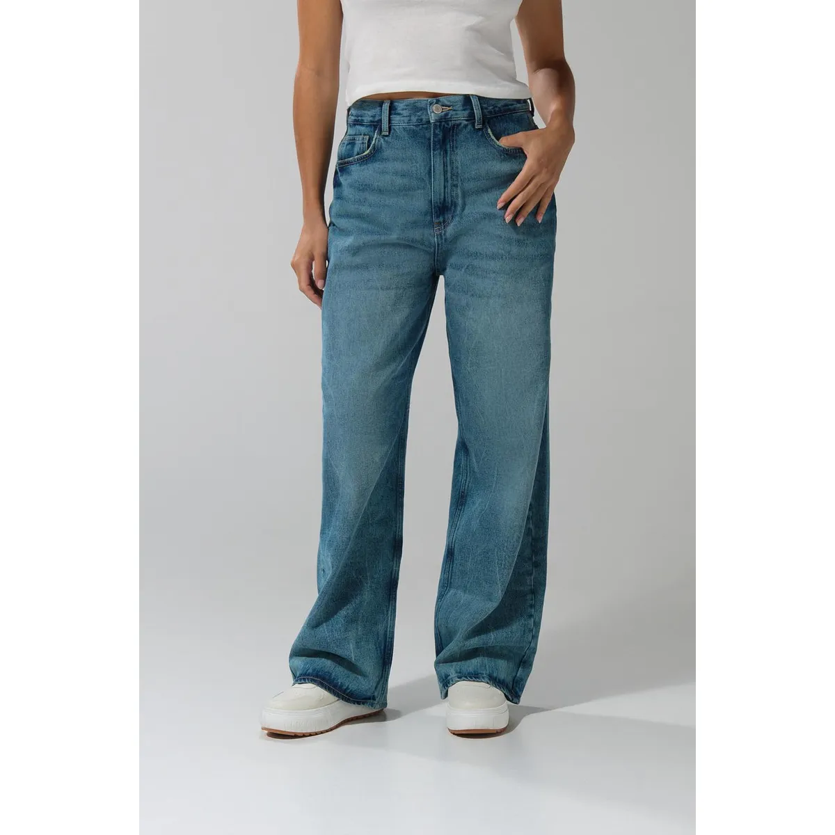 KOAJ - KOAJ Jean azul claro baggy con tiro medio y bota ancha Mujer