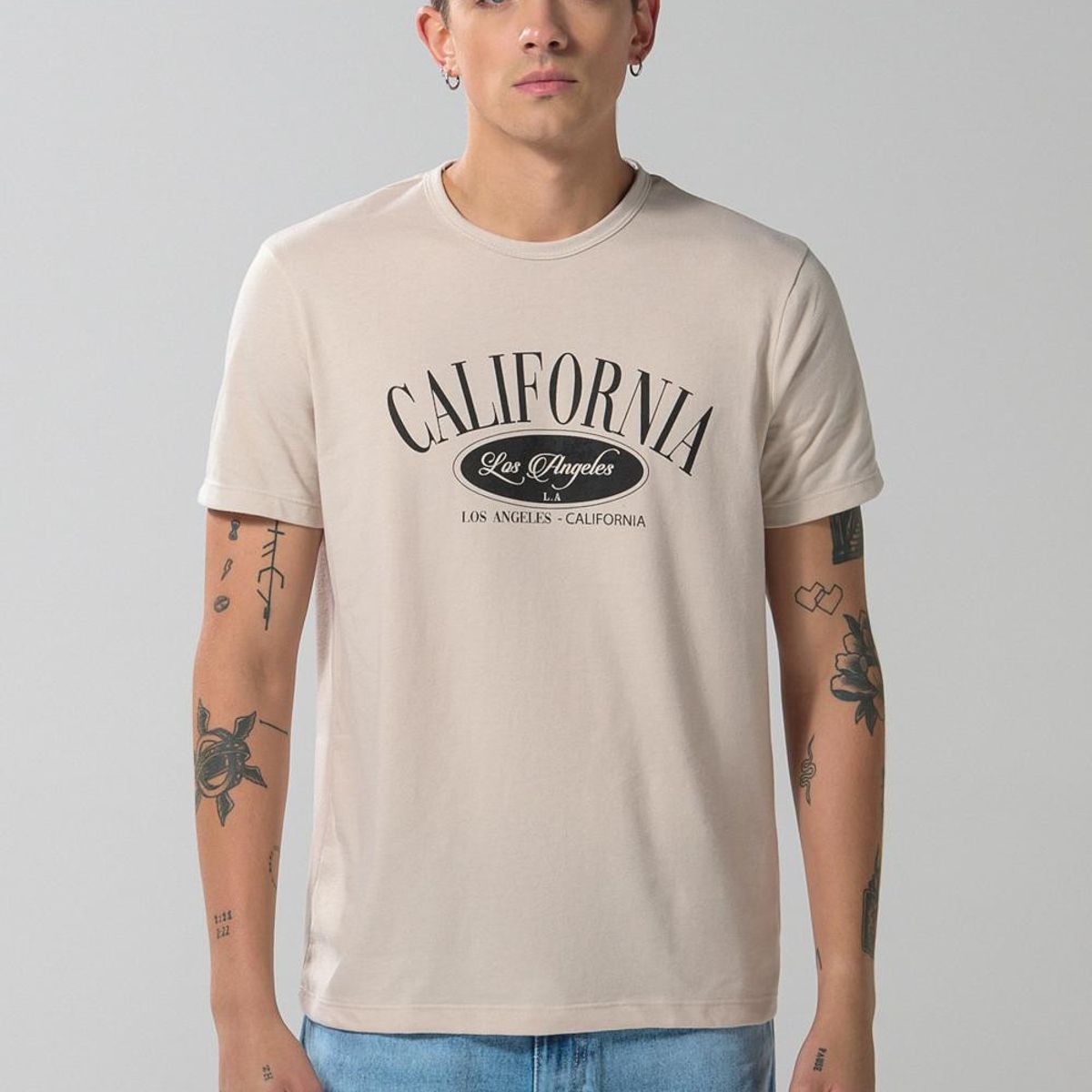 KOAJ - KOAJ Camiseta manga corta crema con arte college en frente Hombre