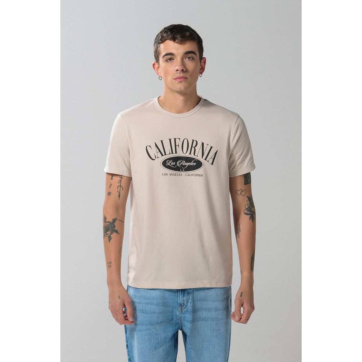 KOAJ - KOAJ Camiseta manga corta crema con arte college en frente Hombre