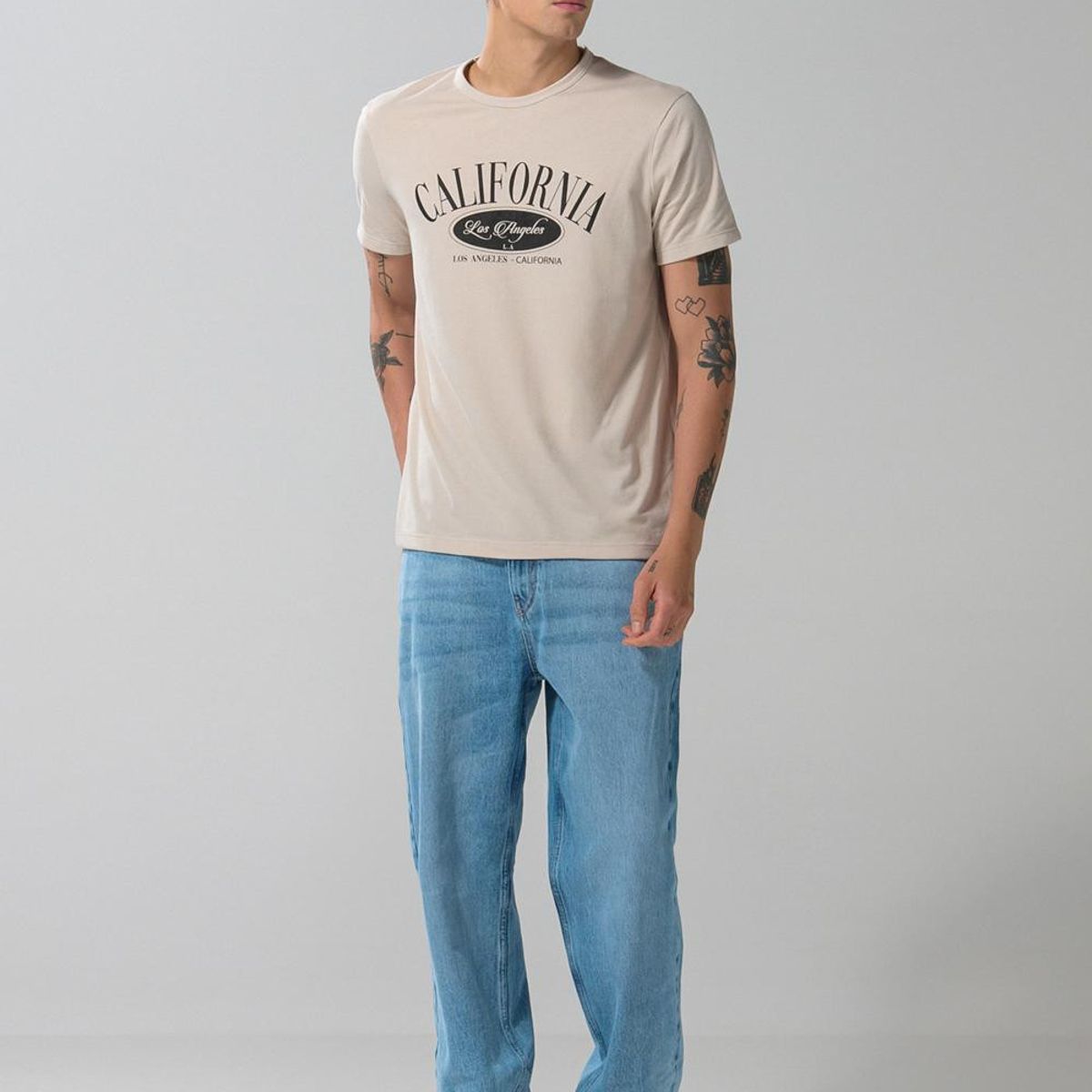 KOAJ - KOAJ Camiseta manga corta crema con arte college en frente Hombre
