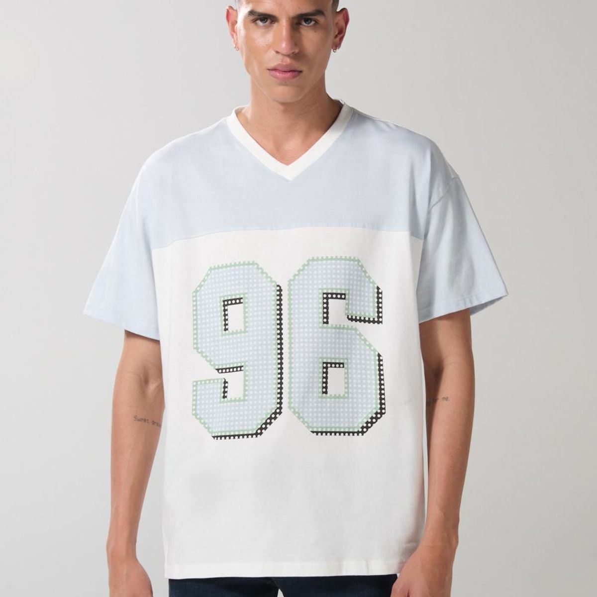 KOAJ - KOAJ Camiseta cuello V oversize crema clara con arte colleg Hombre