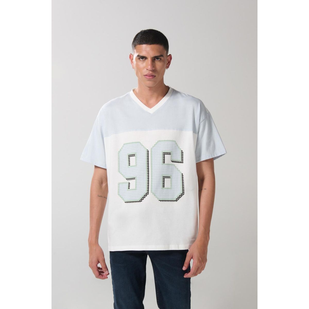 KOAJ - KOAJ Camiseta cuello V oversize crema clara con arte colleg Hombre