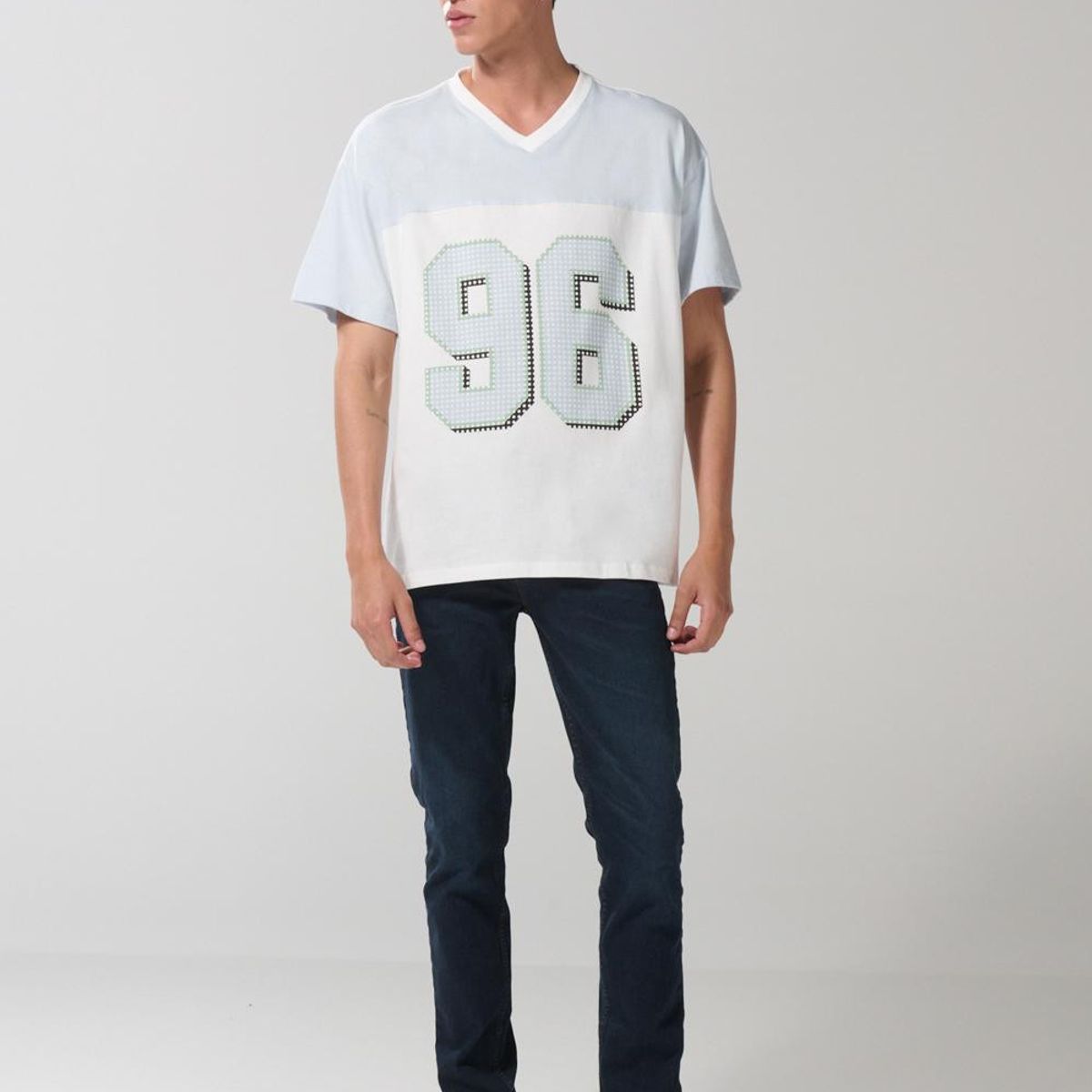 KOAJ - KOAJ Camiseta cuello V oversize crema clara con arte colleg Hombre