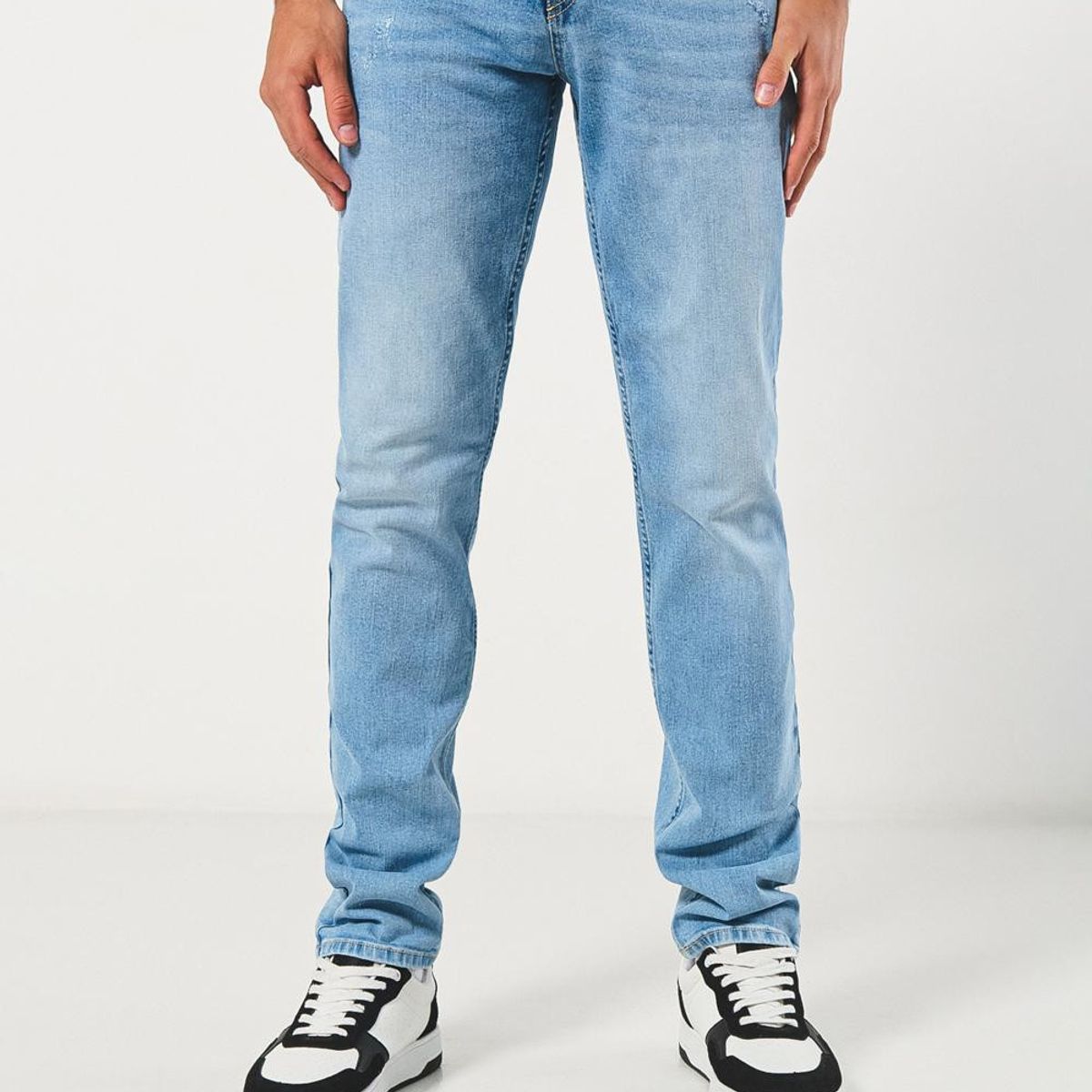 KOAJ - KOAJ Jean slim tiro bajo azul claro ajustado con desgastes Hombre