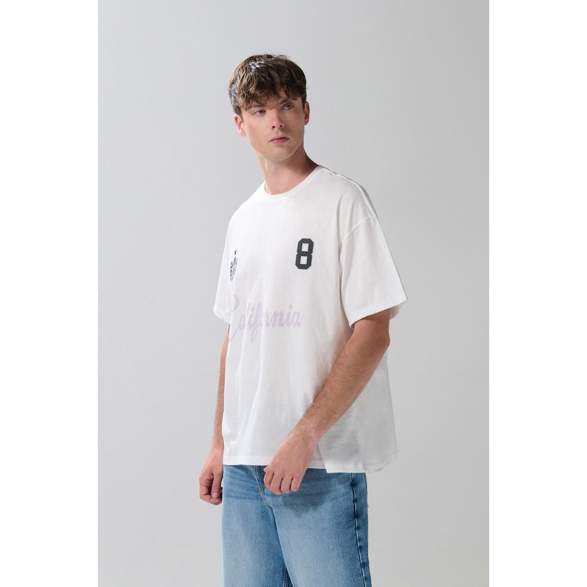 KOAJ - KOAJ Camiseta crema oversize con arte college y cuello redo Hombre