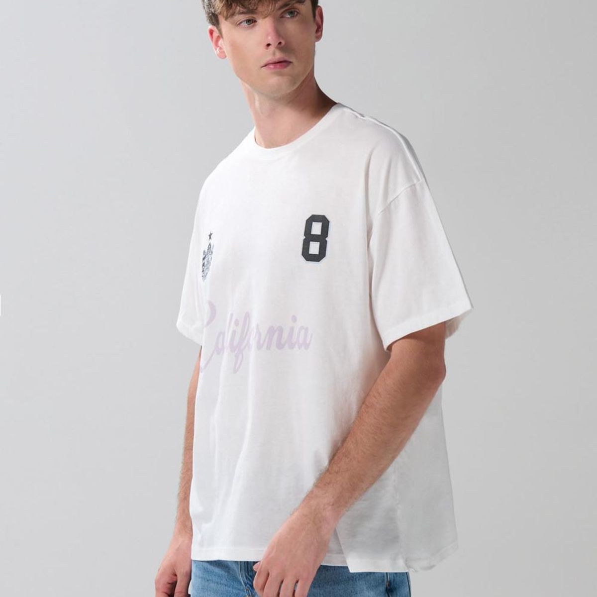KOAJ - KOAJ Camiseta crema oversize con arte college y cuello redo Hombre