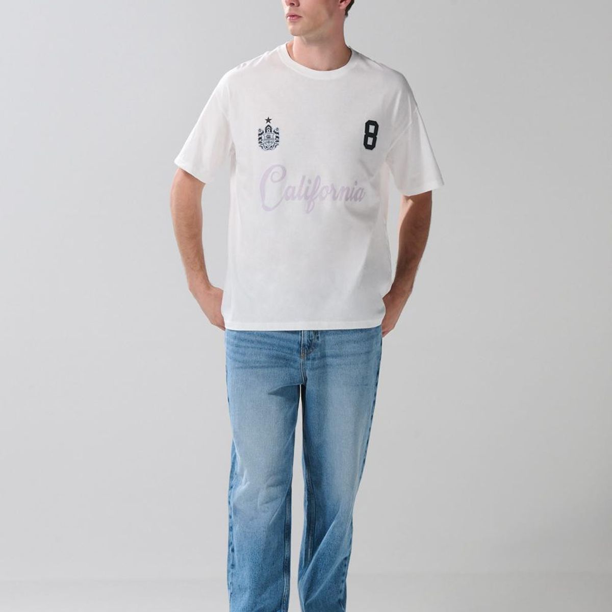 KOAJ - KOAJ Camiseta crema oversize con arte college y cuello redo Hombre