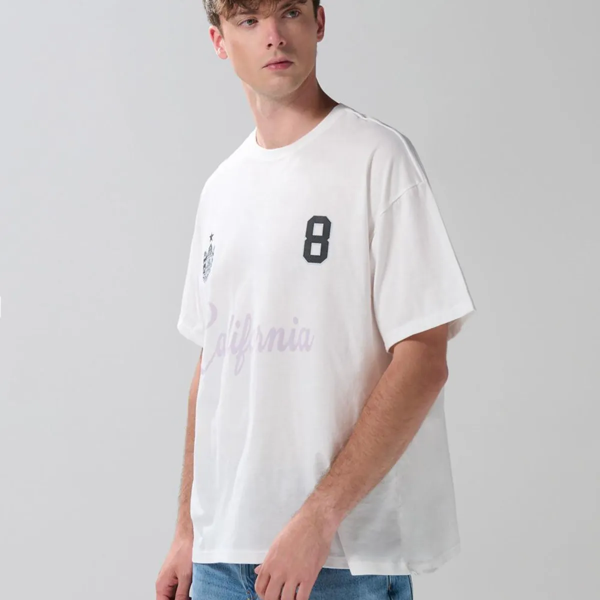 KOAJ - KOAJ Camiseta crema oversize con arte college y cuello redo Hombre