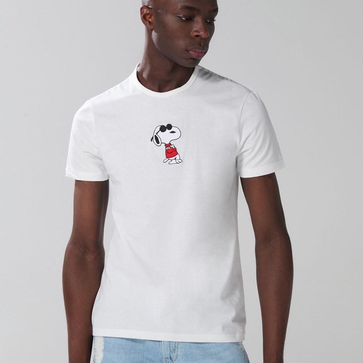 KOAJ - KOAJ Camiseta cuello redondo unicolor con arte de Snoopy Hombre