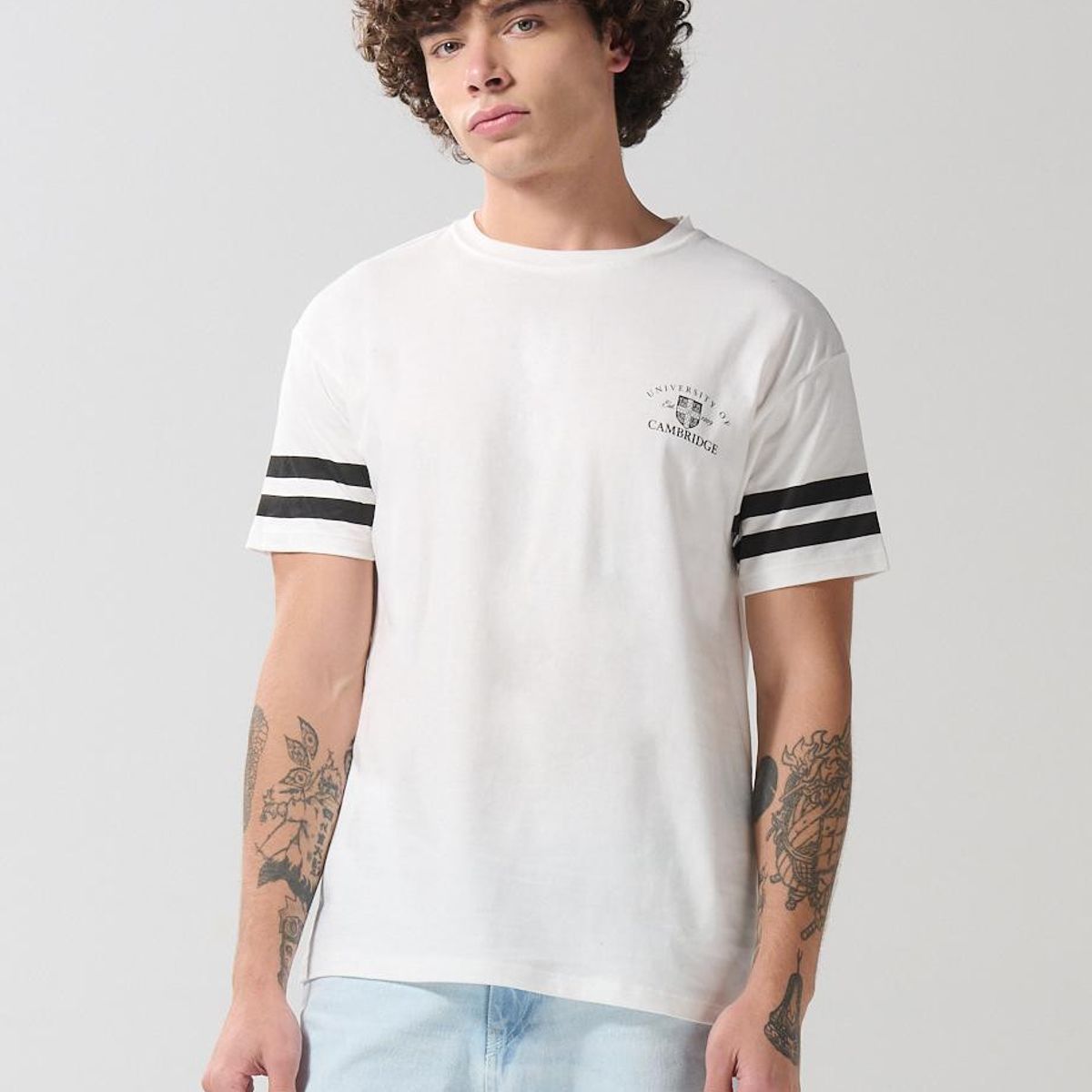 KOAJ - KOAJ Camiseta cuello redondo crema con diseños de Cambridge Hombre