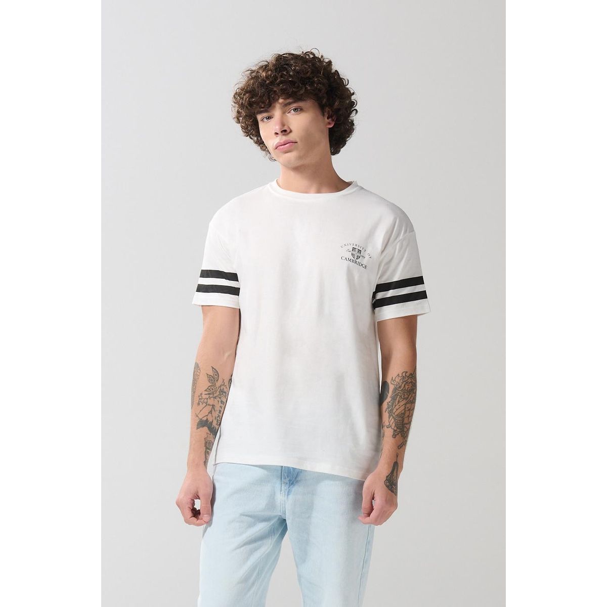 KOAJ - KOAJ Camiseta cuello redondo crema con diseños de Cambridge Hombre