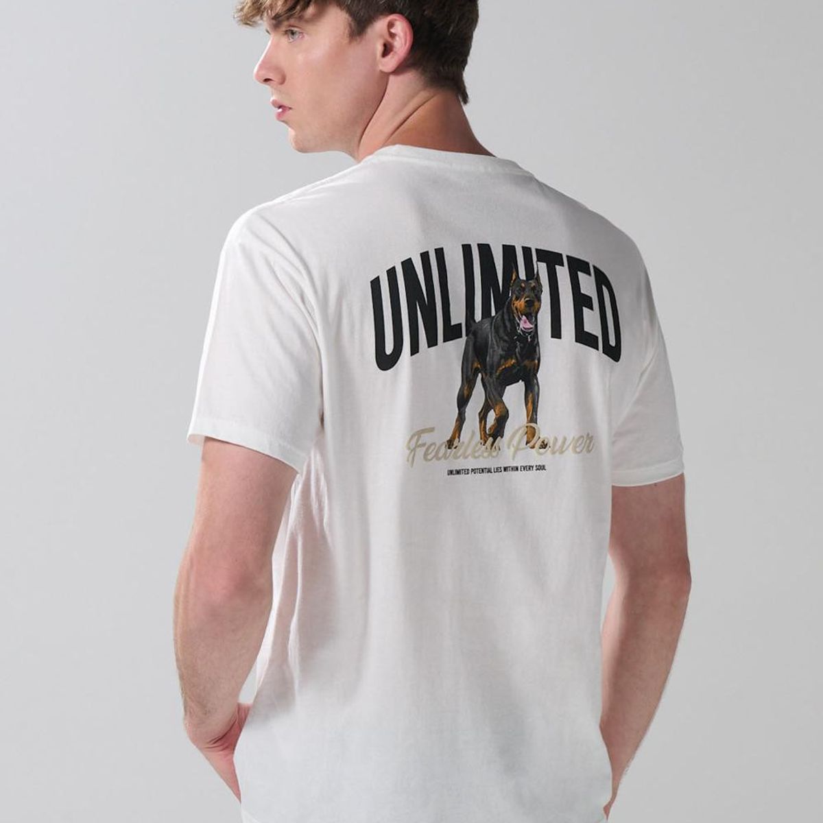 KOAJ - KOAJ Camiseta crema cuello redondo con arte de perro en esp Hombre