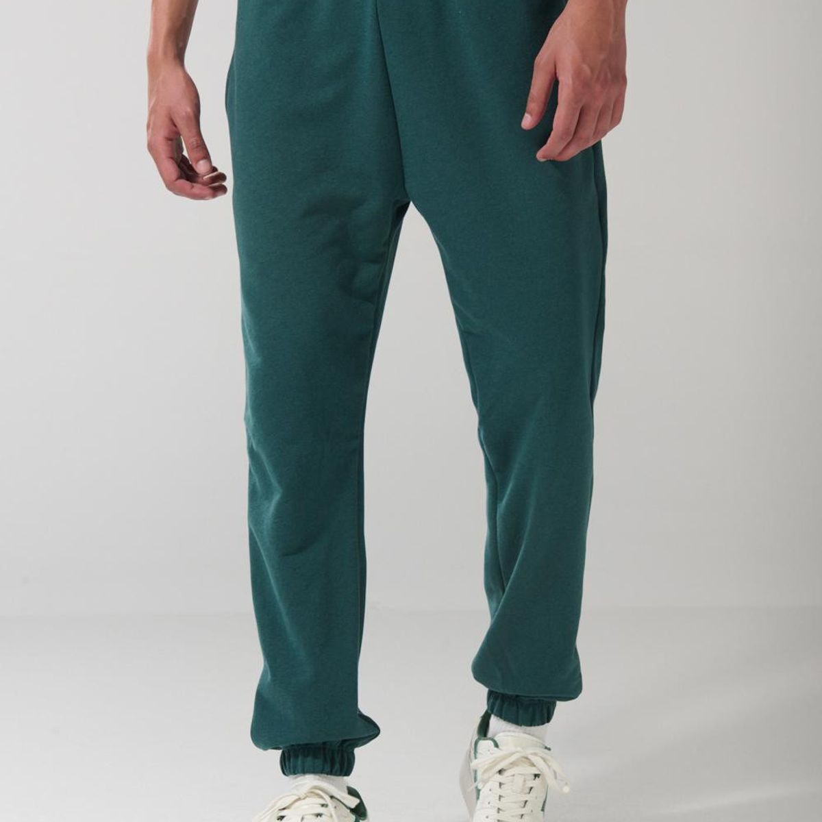 KOAJ - KOAJ Pantalón unicolor jogger con elástico en bota y bolsill Hombre