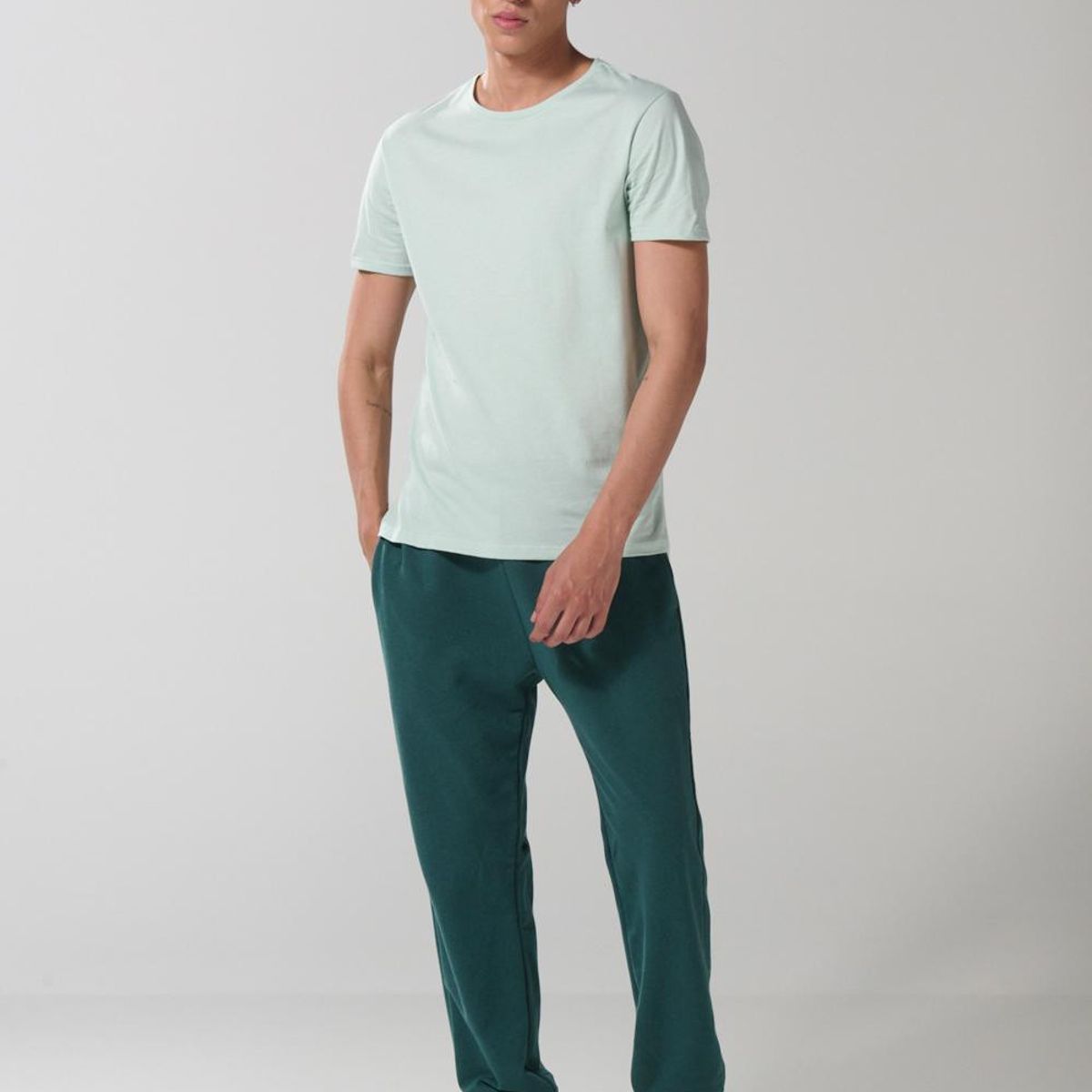 KOAJ - KOAJ Pantalón unicolor jogger con elástico en bota y bolsill Hombre