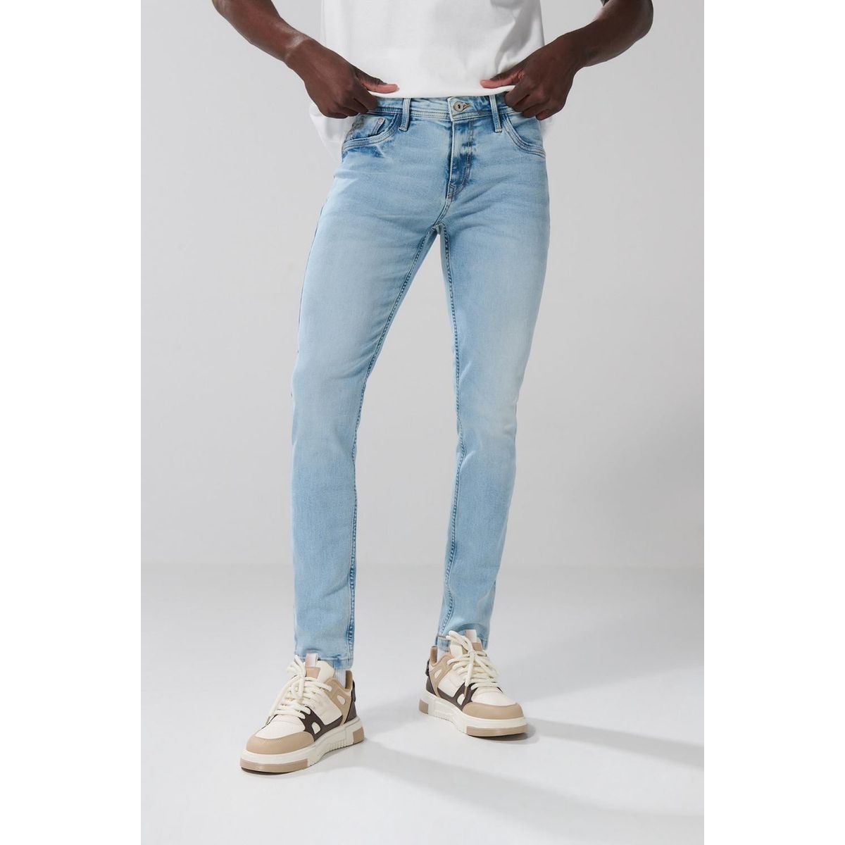 KOAJ - KOAJ Jean ajustado skinny tiro bajo con bolsillos azul clar Hombre