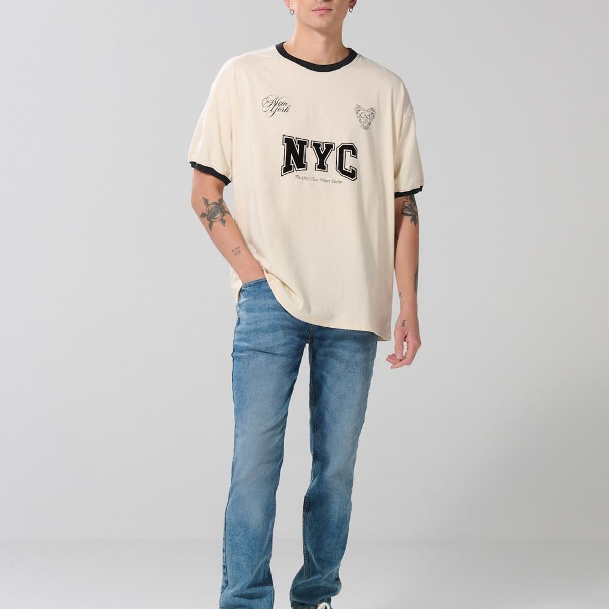 KOAJ - KOAJ Camiseta oversize kaki manga corta con arte college Hombre