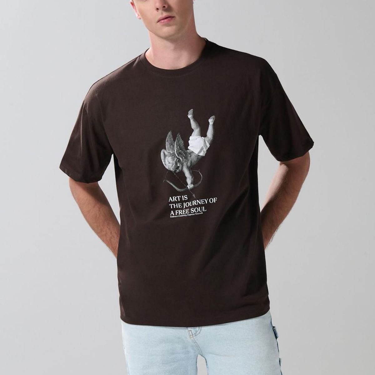 KOAJ - KOAJ Camiseta café oscura oversize manga corta con arte cele Hombre