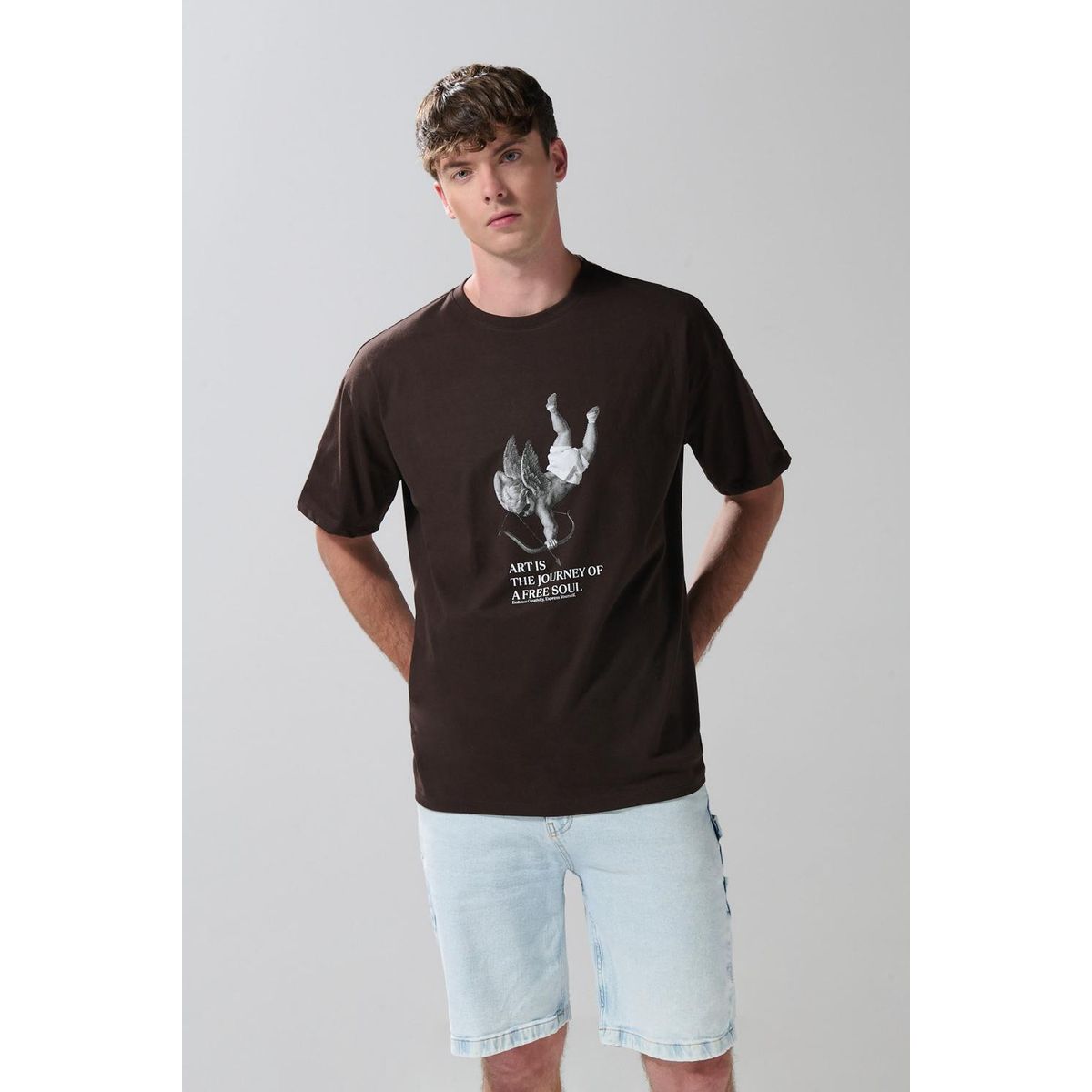 KOAJ - KOAJ Camiseta café oscura oversize manga corta con arte cele Hombre