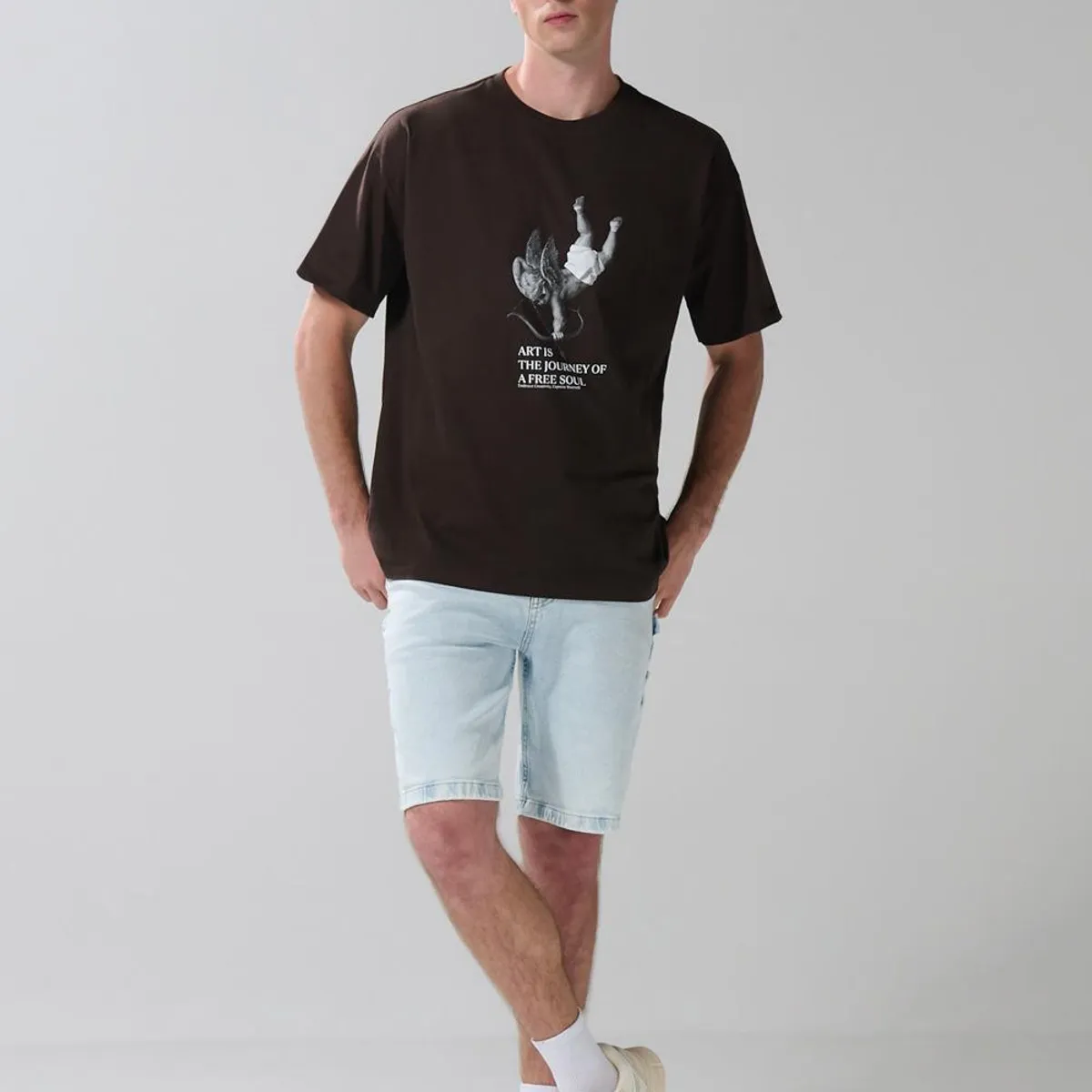 KOAJ - KOAJ Camiseta café oscura oversize manga corta con arte cele Hombre