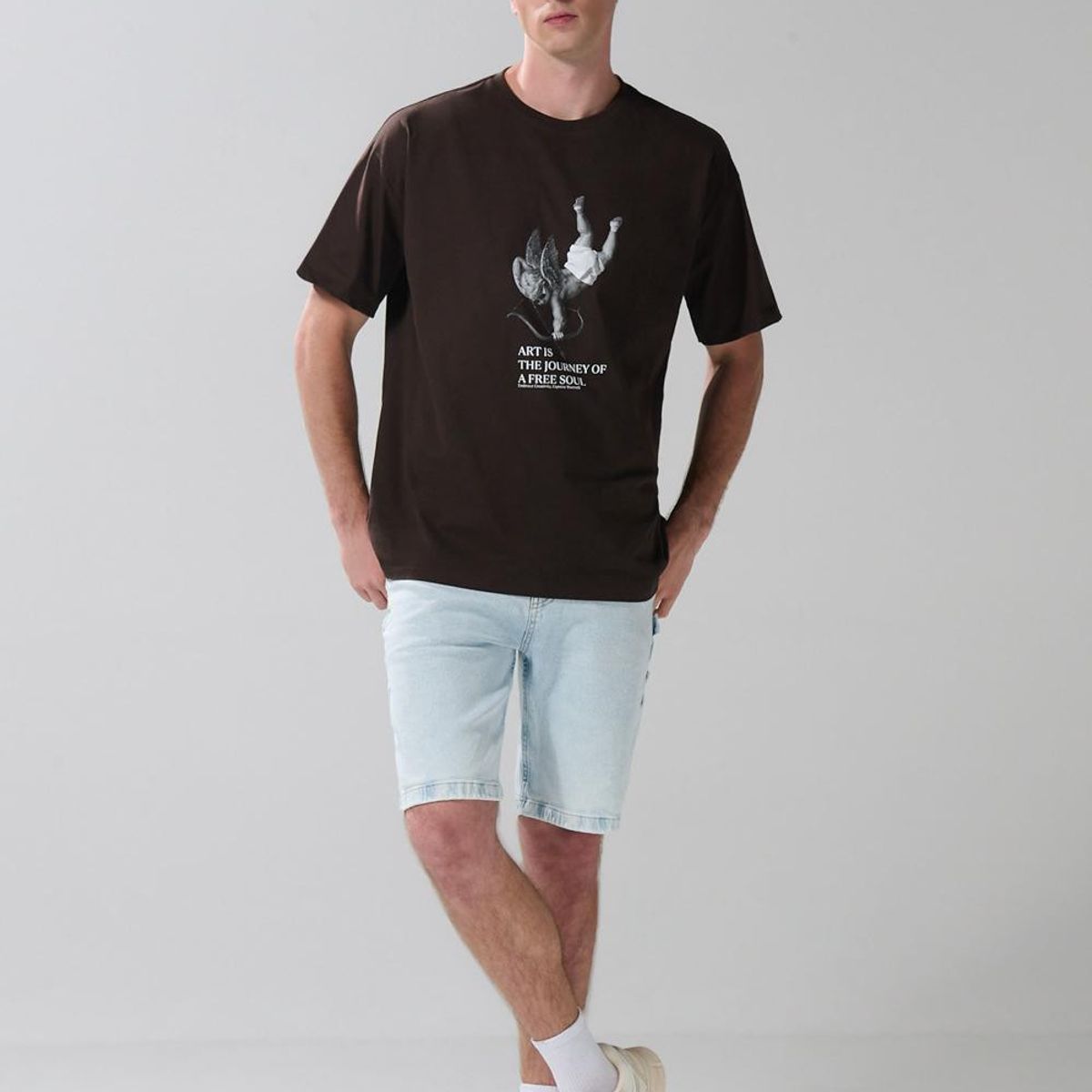 KOAJ - KOAJ Camiseta café oscura oversize manga corta con arte cele Hombre