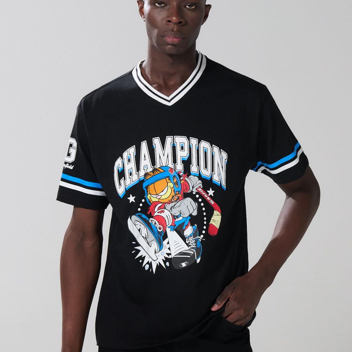 KOAJ - KOAJ Camiseta cuello V negra con estampado de Garfield Hombre